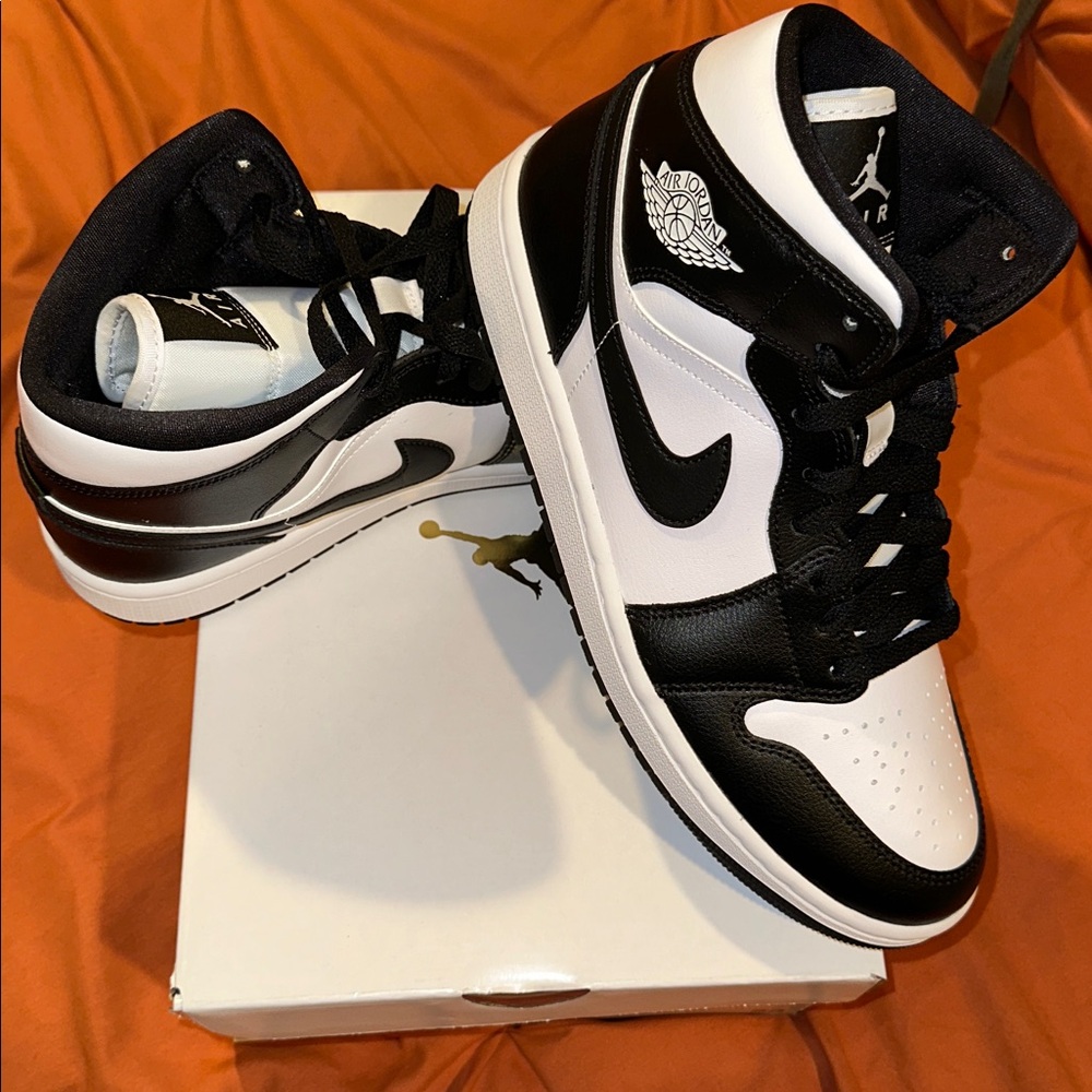 Jordan Women's Air Jordan 1 Mid in Black and White